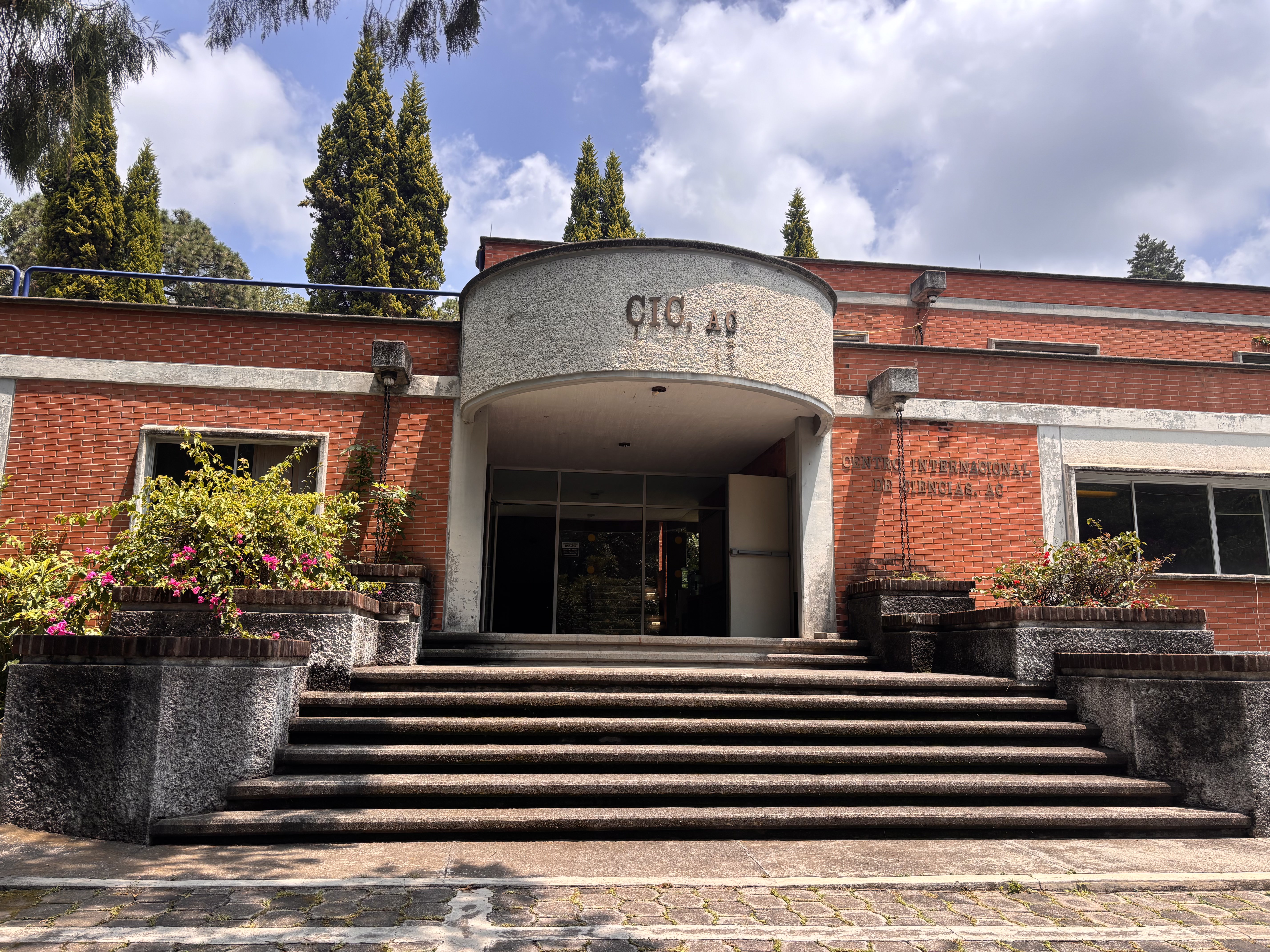 Fachada principal del edificio CIC A.C. con escalinata y jardines