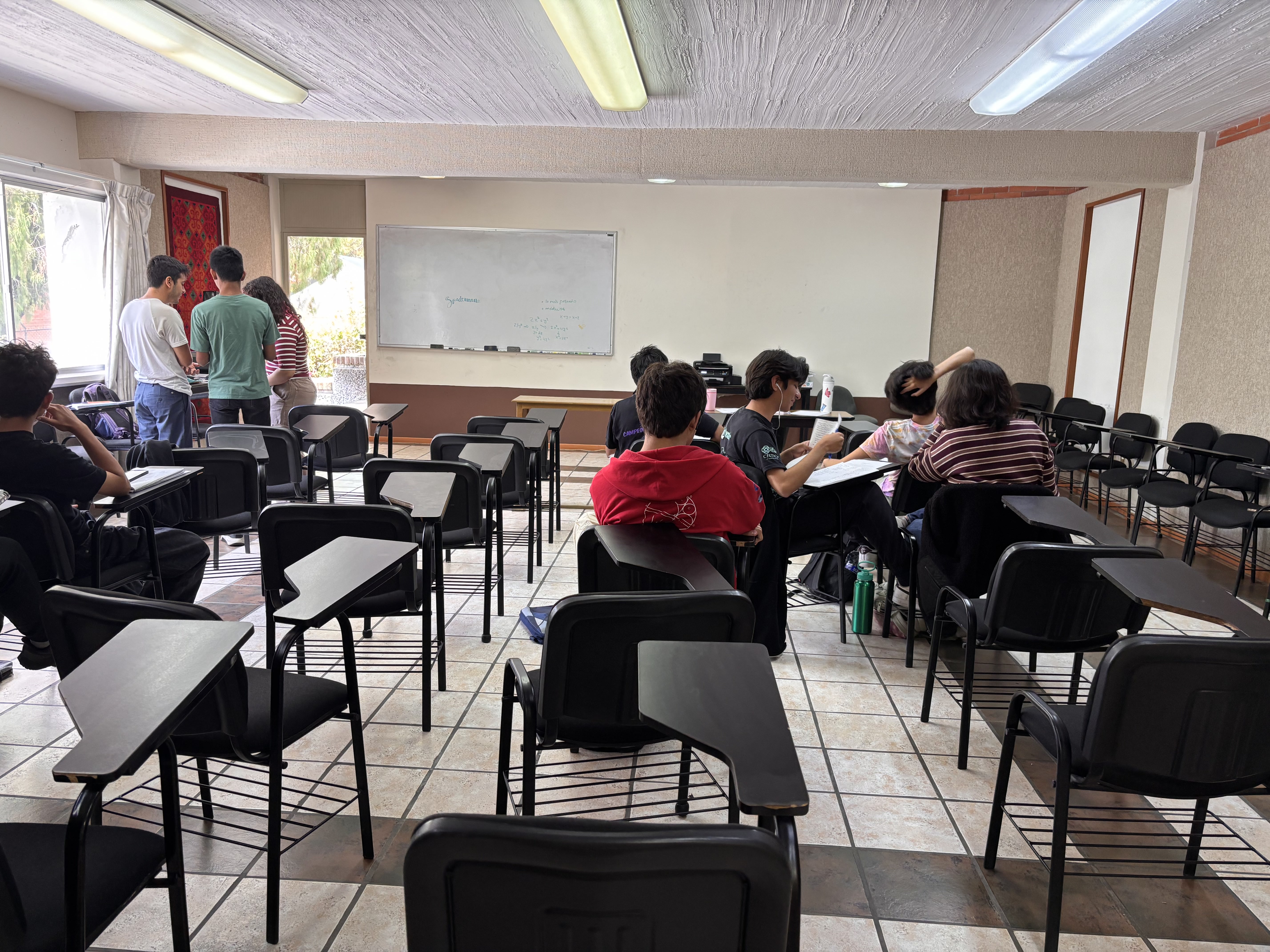 Salón principal del CIC con butacas individuales y pizarrón