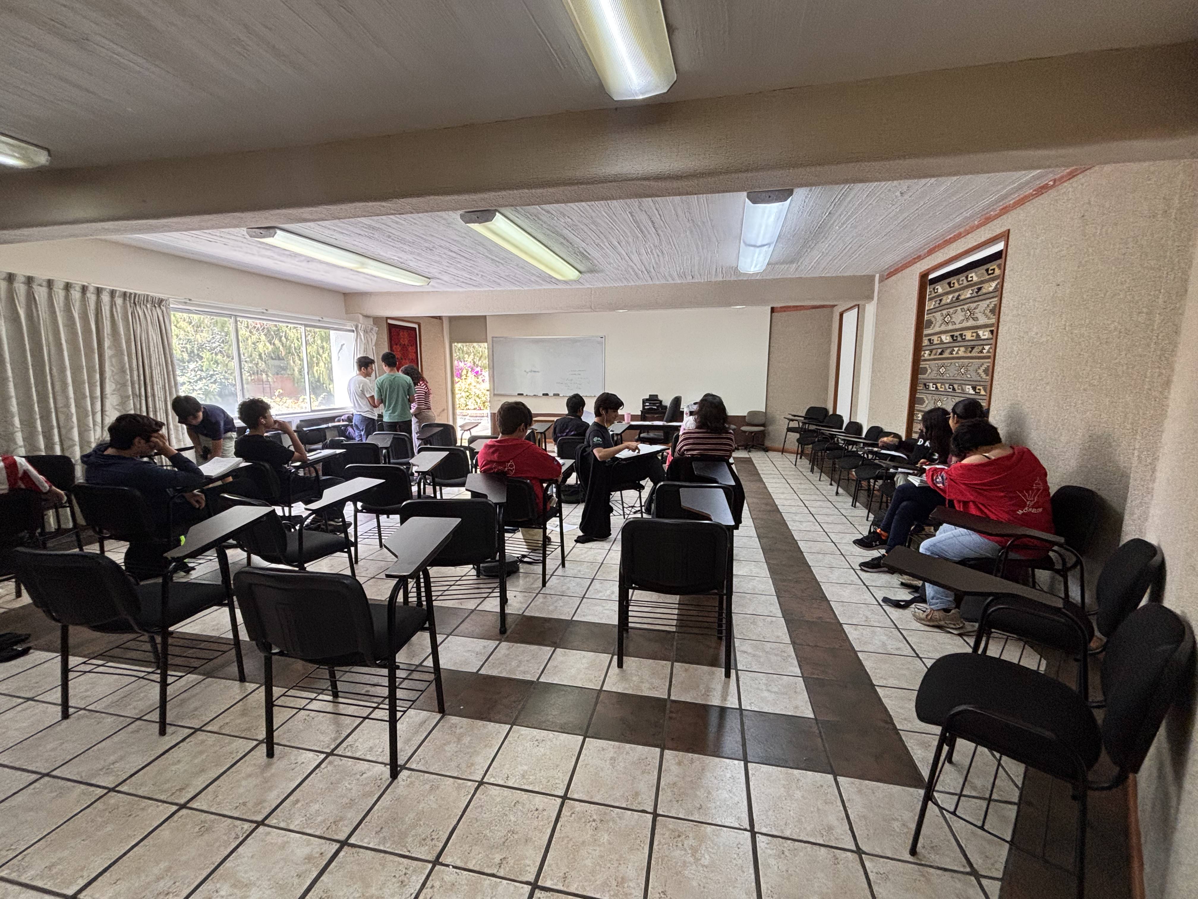 Salón amplio con butacas individuales durante taller académico